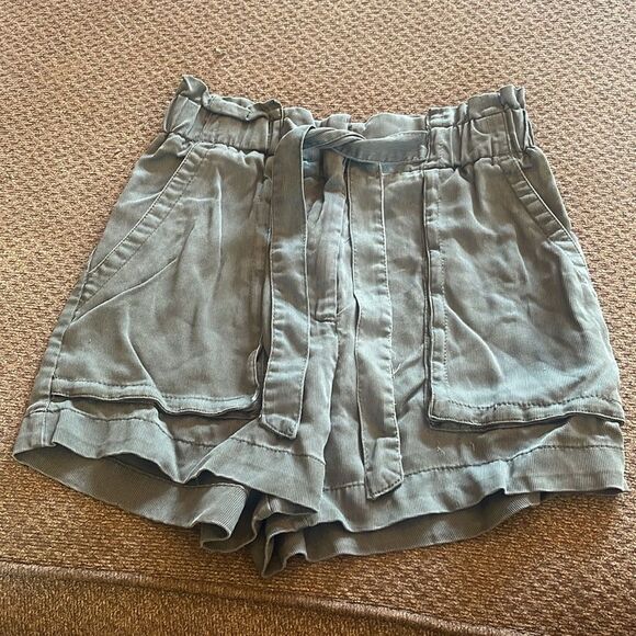 H&M Paper Bag High Waisted Tie Waist Belted, soft loose Shorts dark green - Picture 3 of 12